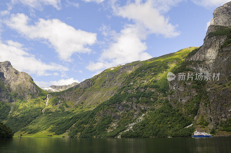 在美丽的夏日俯瞰挪威的n ø r峡湾